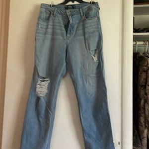 Hollister, 15 R ultra high rise dad.  good condition no smoking, pet friendly